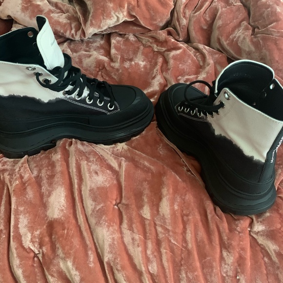 Shoes only been worn twice only do cash or Venmo. - Picture 2 of 4